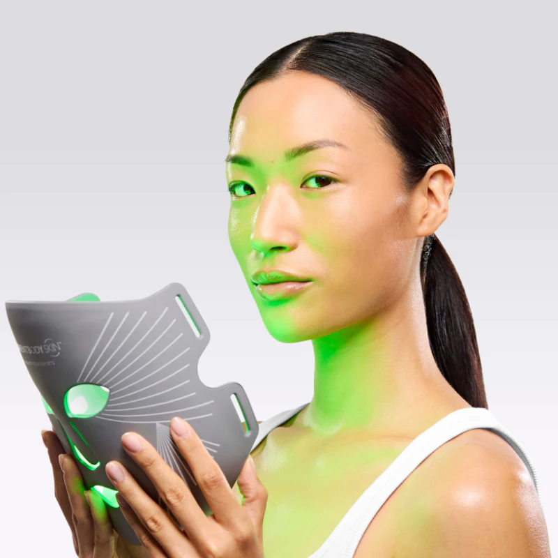 Benefici della terapia LED con luce verde: il segreto per una pelle più pulita, luminosa e equilibrata