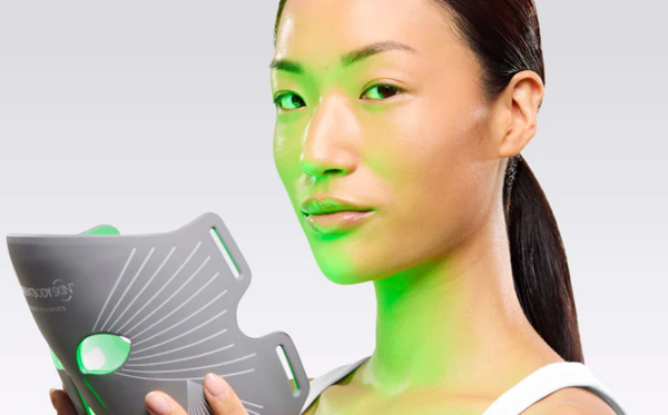 Benefici della terapia LED con luce verde: il segreto per una pelle più pulita, luminosa e equilibrata