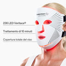 Donna con maschera LED con occhi aperti