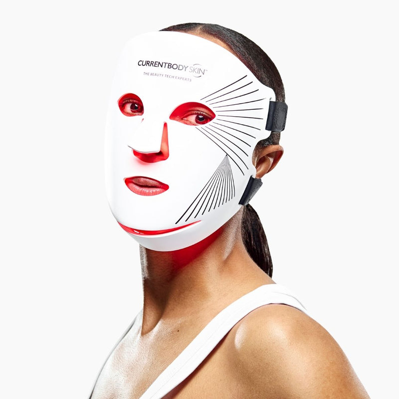 Donna che utilizza la maschera LED viso a luce rossa CurrentBody Serie 2 sul viso